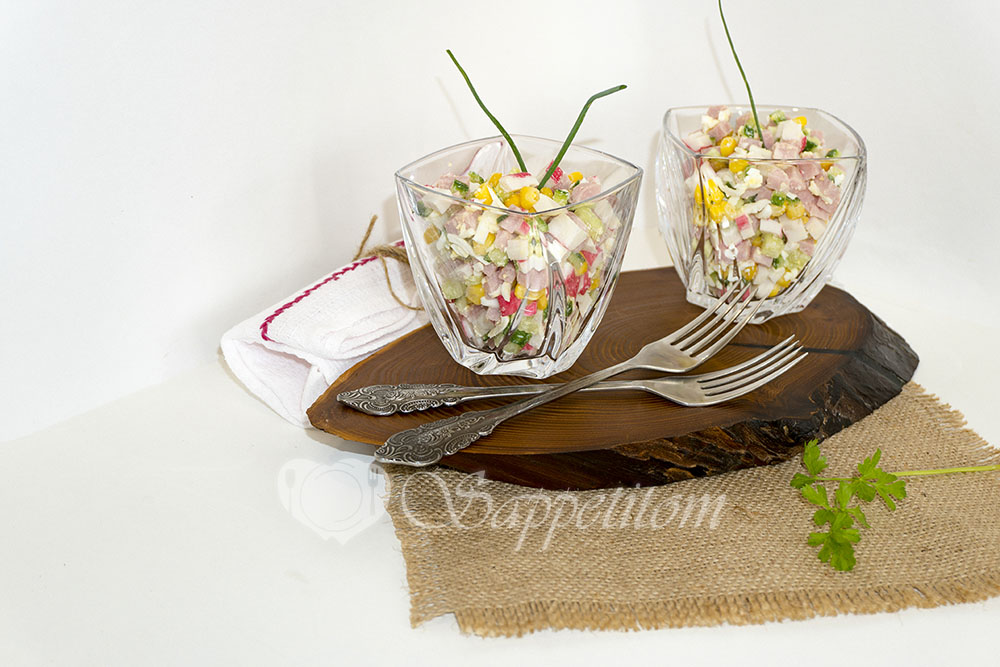 Салат с крабовыми палочками, кукурузой и огурцом
