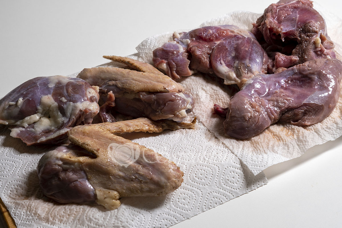 Как пожарить утку на сковороде, чтобы мясо было мягким и сочным?