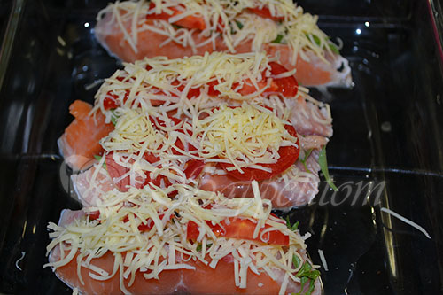 Лосось с помидорами, сыром и базиликом #шаг 3