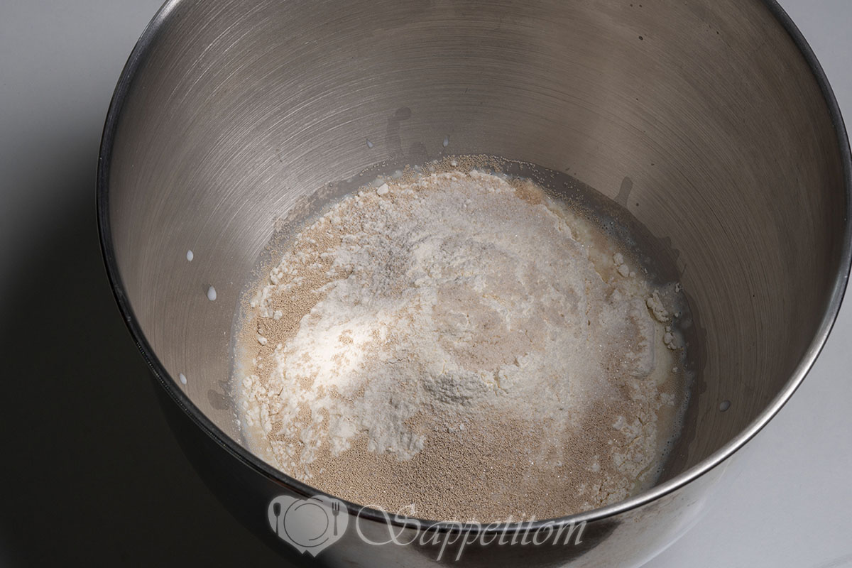 Рецепт чиабатты в духовке в домашних условиях от Юлии Высоцкой. В газировку высыпаем дрожжи и накрываем шариком.
