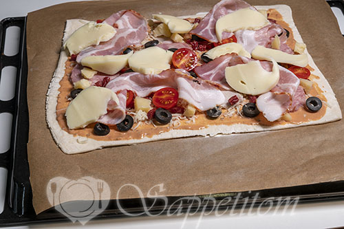 Пицца из слоеного теста с маслинами #шаг 9