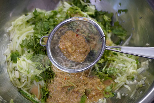 Салат из свежих кабачков и огурцов по корейски #шаг 8