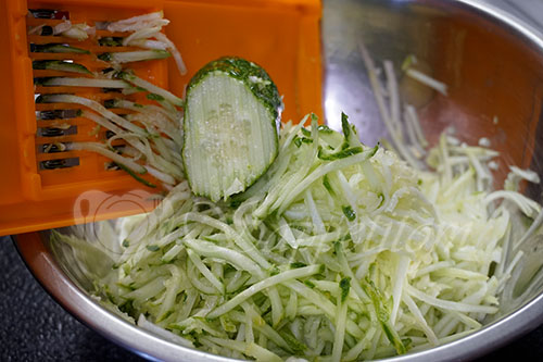Салат из свежих кабачков и огурцов по корейски #шаг 2