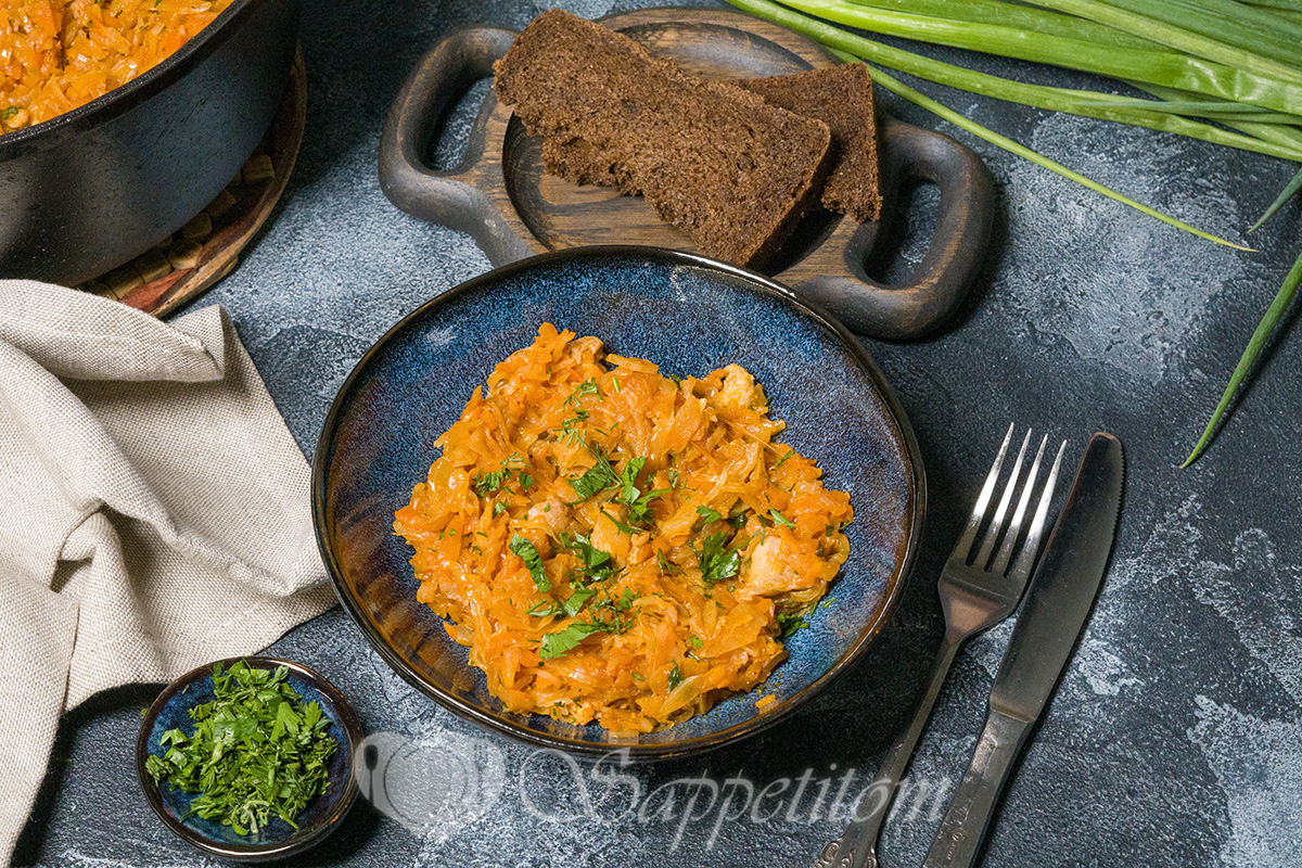 Тушеная капуста с курицей
