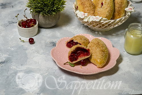 Пирожки с вишней