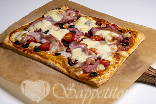 Пицца из слоеного теста с маслинами #шаг 10