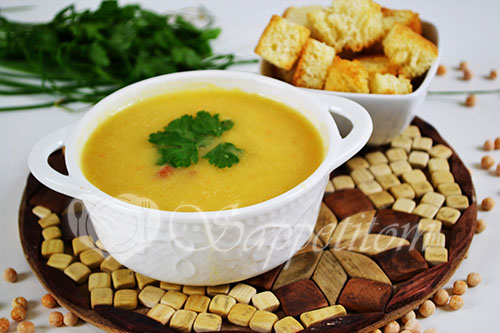 Гороховый суп-пюре с копченостями и чесночными сухариками