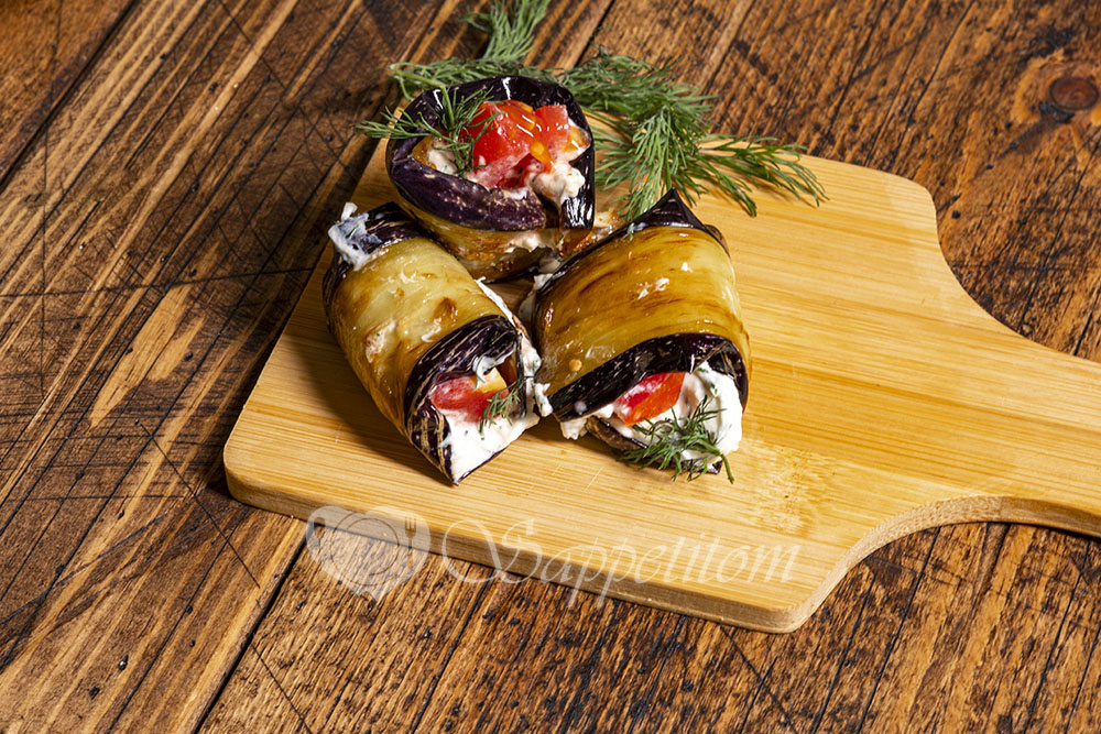 Рулетики из баклажана с творожным сыром и помидором – пошаговый рецепт приготовления с фото