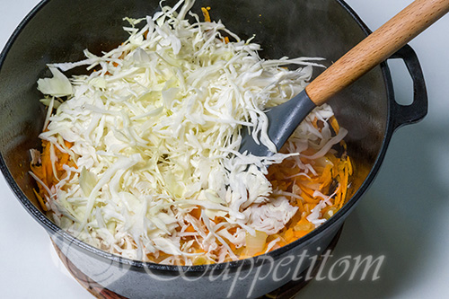 Тушеная капуста с курицей #шаг 6