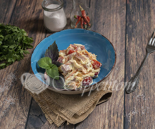 Салат с ветчиной и сыром