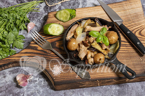 Мясо с овощами на сковороде