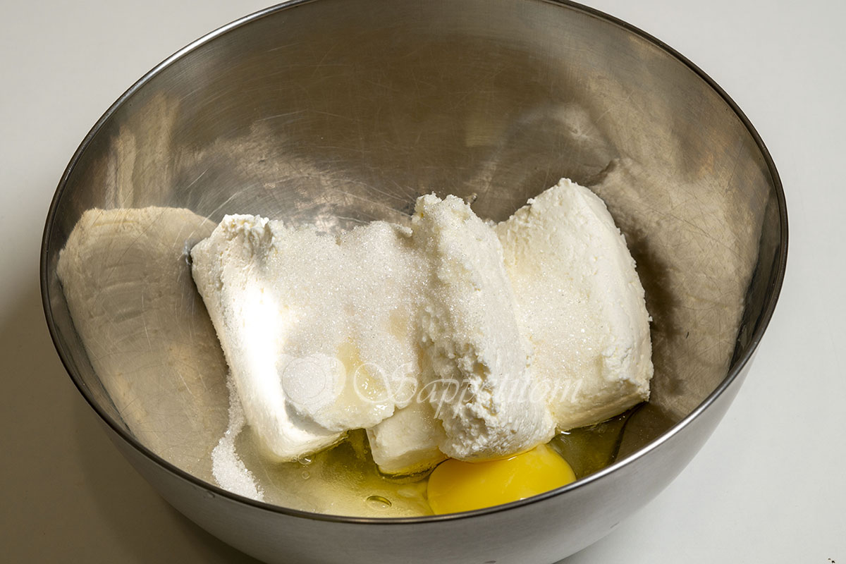 Творог манка сахар. Сырники творог протереть через сито добавить сметану. Как протереть творог для сырников. Яйца с манкой на сковороде рецепт.