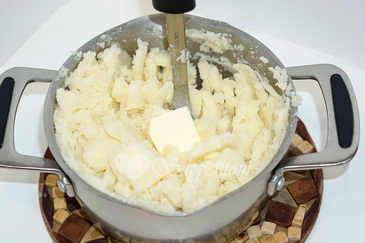Картофельные грибочки из пюре с крахмалом в соевом соусе. Нарезка картофеля грибочками. Картофельные грибочки из пюре пошаговый рецепт. Пюре рецепт пошаговый с фото. Как приготовить пюре пошаговый рецепт