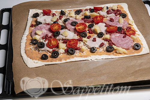Пицца из слоеного теста с маслинами #шаг 8