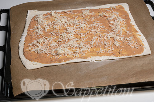 Пицца из слоеного теста с маслинами #шаг 7