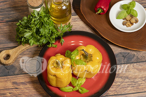 Перец фаршированный мясом и рисом